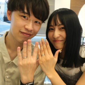 星がモチーフのオシャレな結婚指輪をつけて記念写真