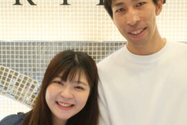 BRIDGEで人気のオシャレでかわいい婚約指輪やわらかな春風をつけて記念写真