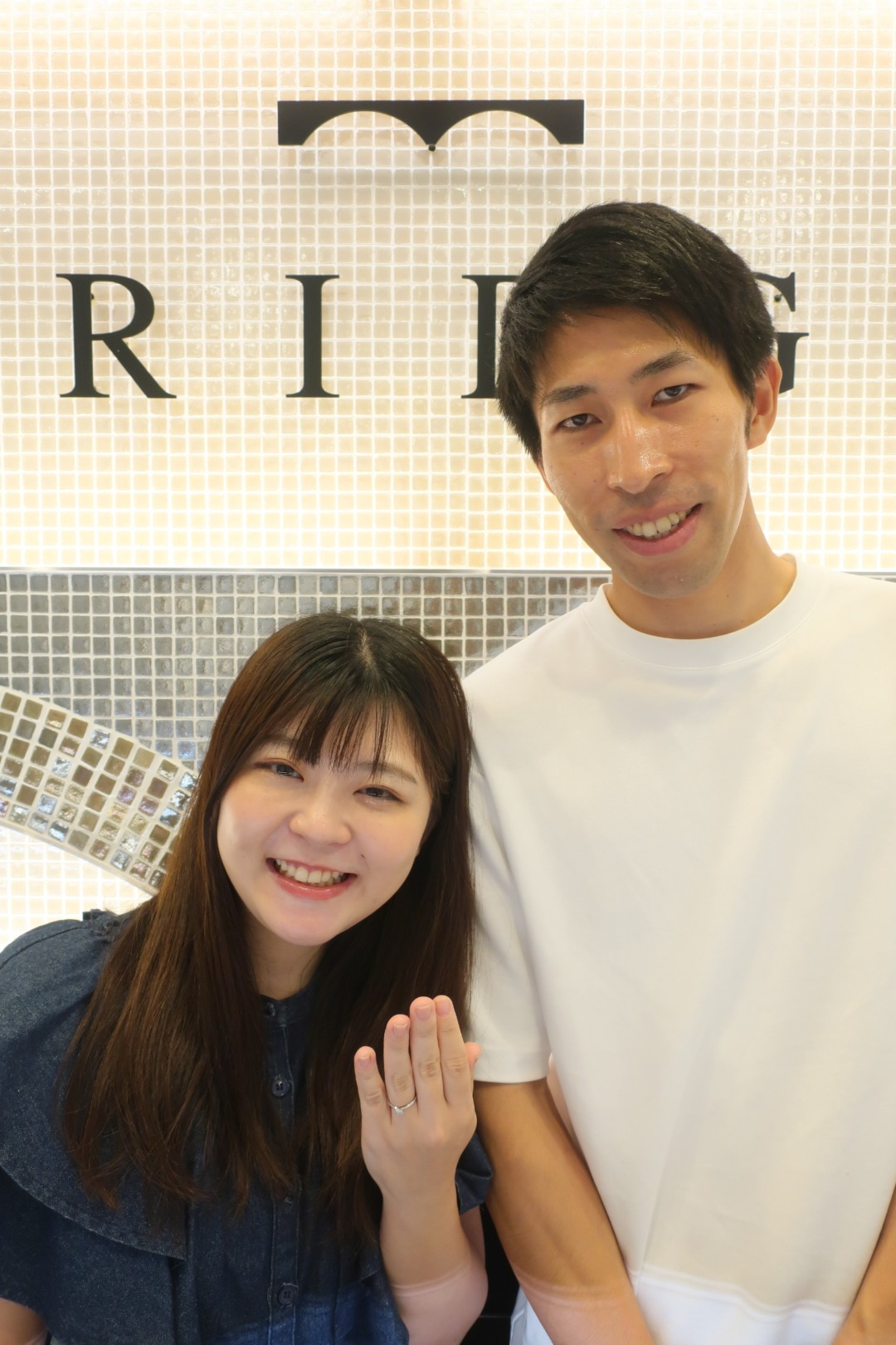 BRIDGEで人気のオシャレでかわいい婚約指輪やわらかな春風をつけて記念写真