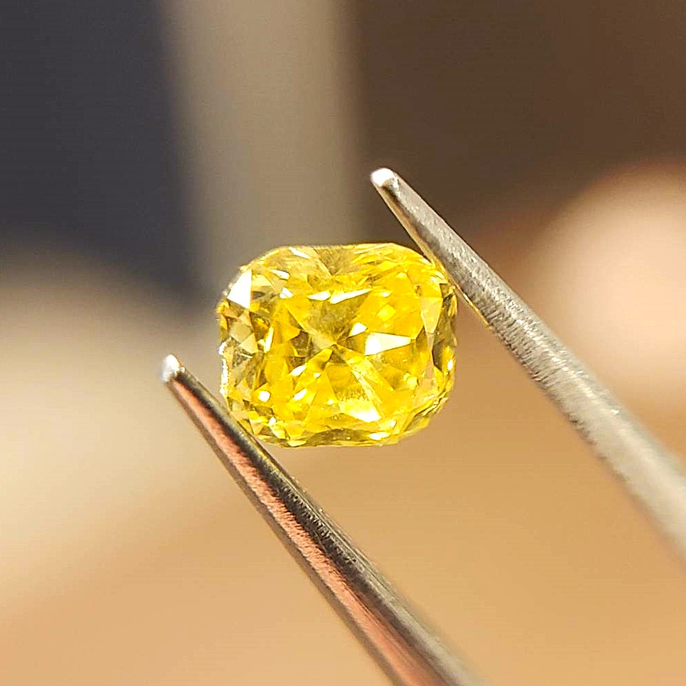 0.219c_FANCY_ VIVID_YELLOW_DIAMOND I1 S09616969