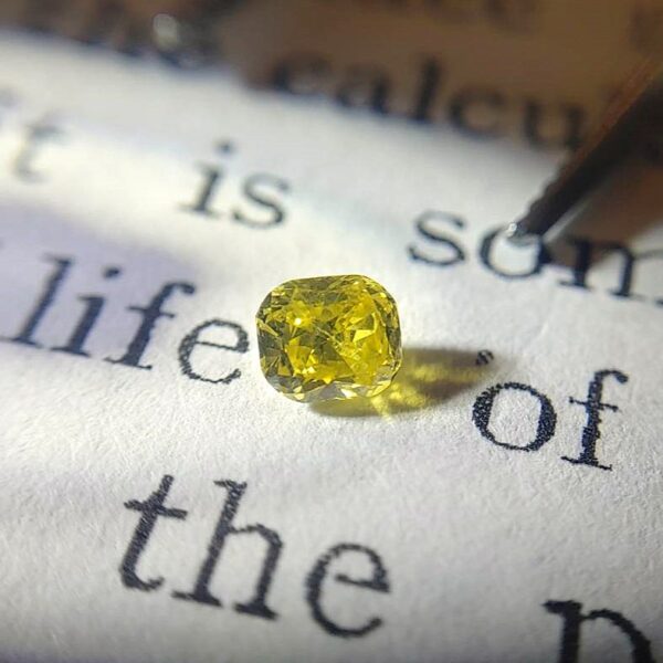 0.219ct FANCY VIVID YELLOW