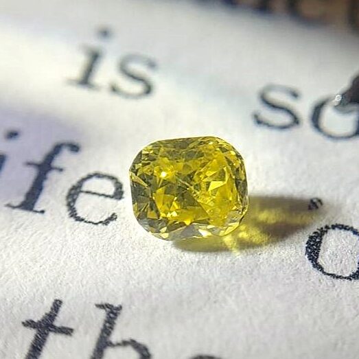 0.219c_FANCY_ VIVID_YELLOW_DIAMOND I1 S09616969