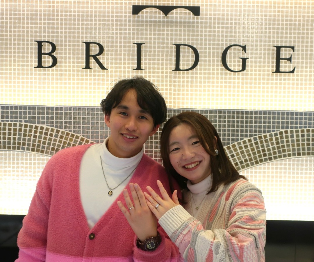 入籍記念日婚約指輪と結婚指輪を着けての記念写真