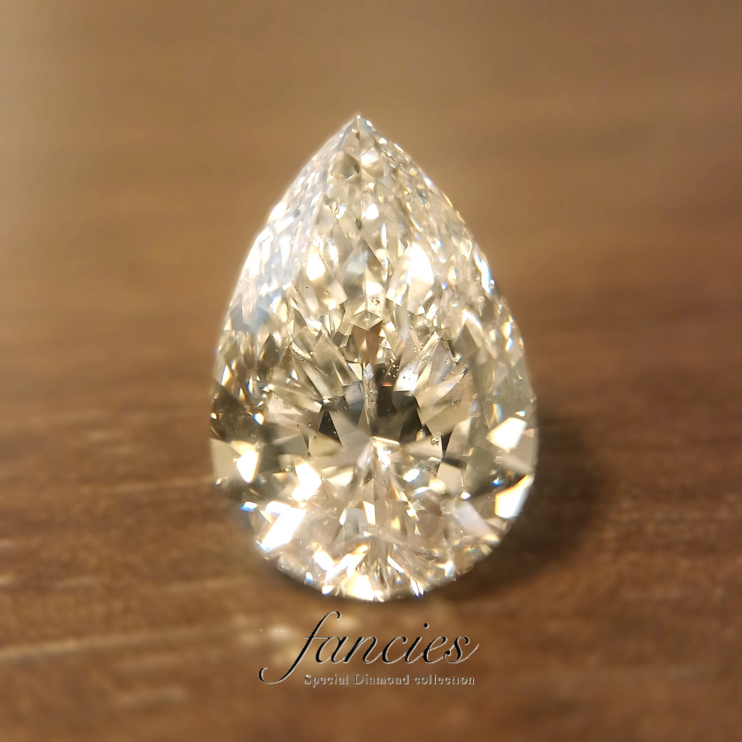 朝焼けの雫を表現したペアシェイプダイヤモンド