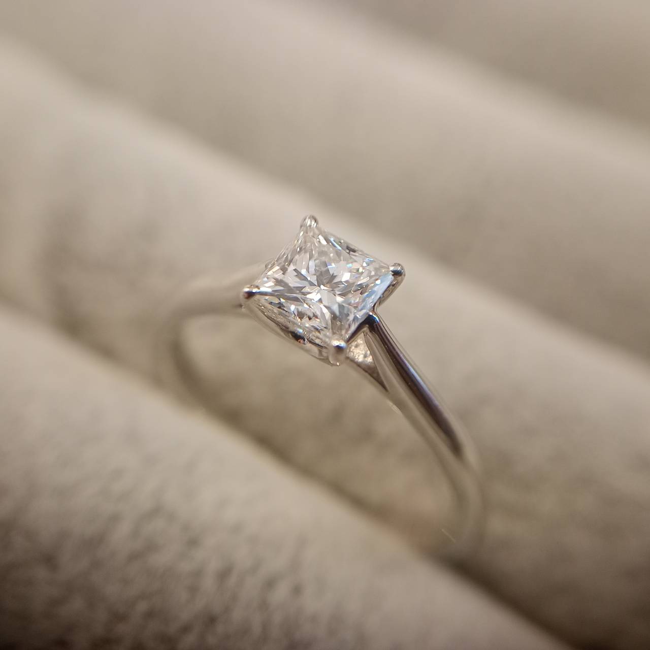 婚約指輪に人気のプリンセスカットを使用した