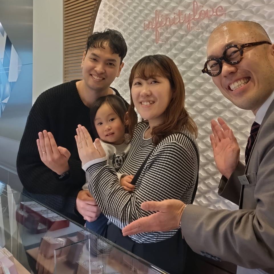 BRIDGE銀座で５周年記念指輪を購入して幸せそうなご家族