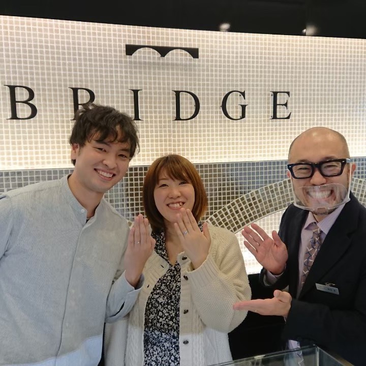 BRIDGE銀座で婚約指輪と結婚指輪を購入して幸せそうなお二人