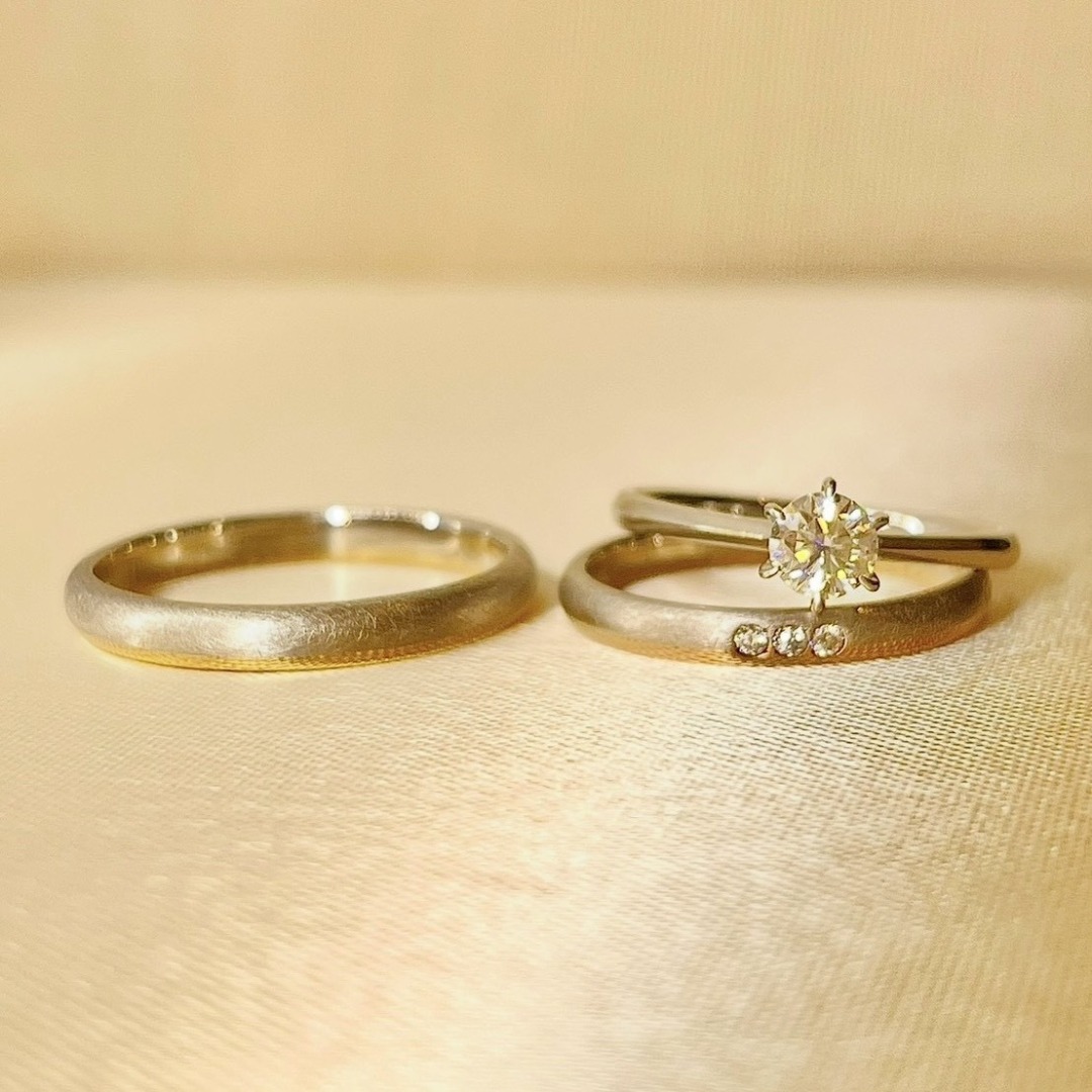 星の橋をコンセプトにしたコンビネーションリングステラブリッジとバラモチーフのシンプルな婚約指輪一輪の薔薇