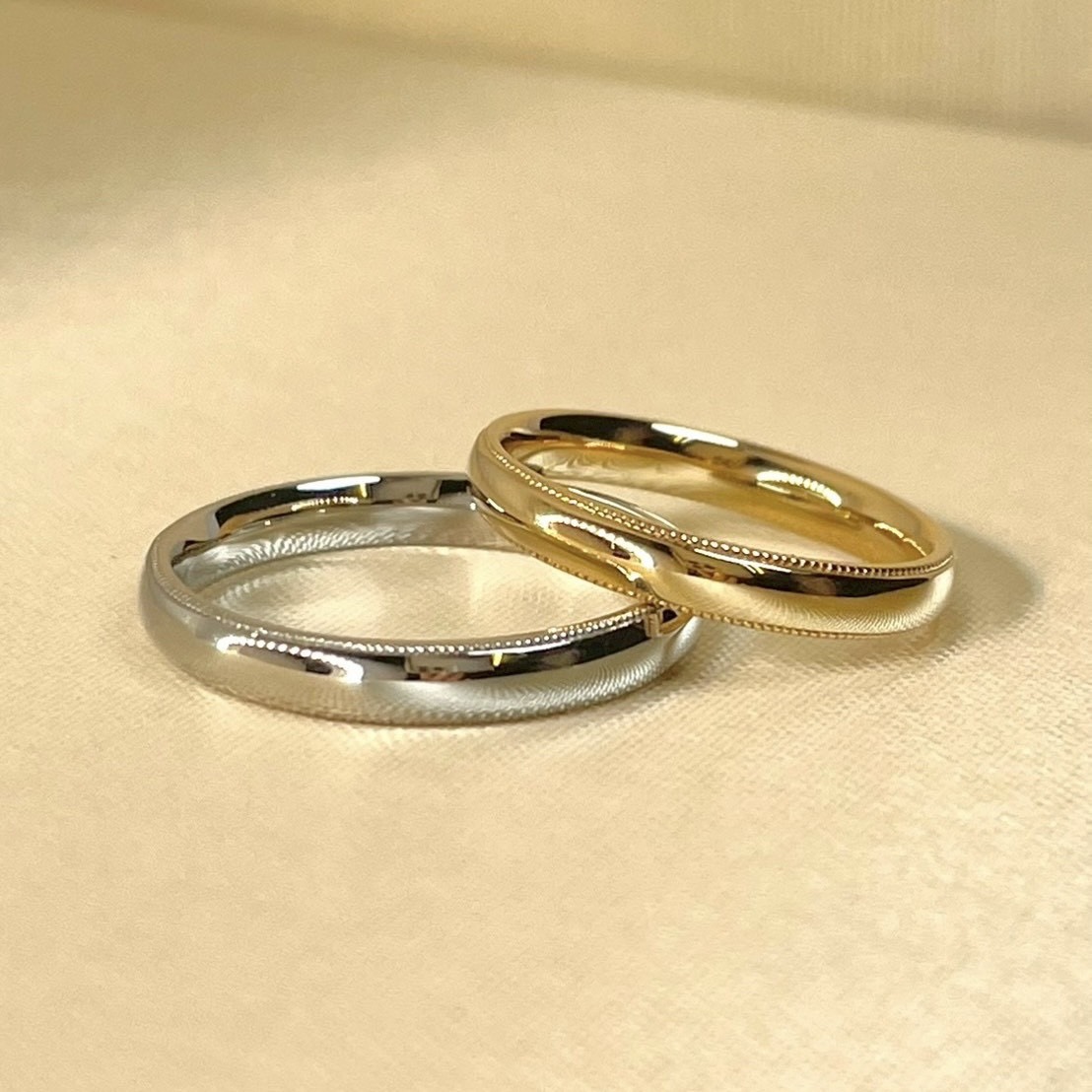 ミルグレインが入ったシンプルな幅太結婚指輪