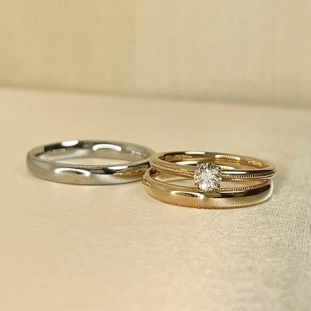 ミルグレインが入ったシンプルな幅太結婚指輪と細みのシンプルな結婚指輪ドロップ