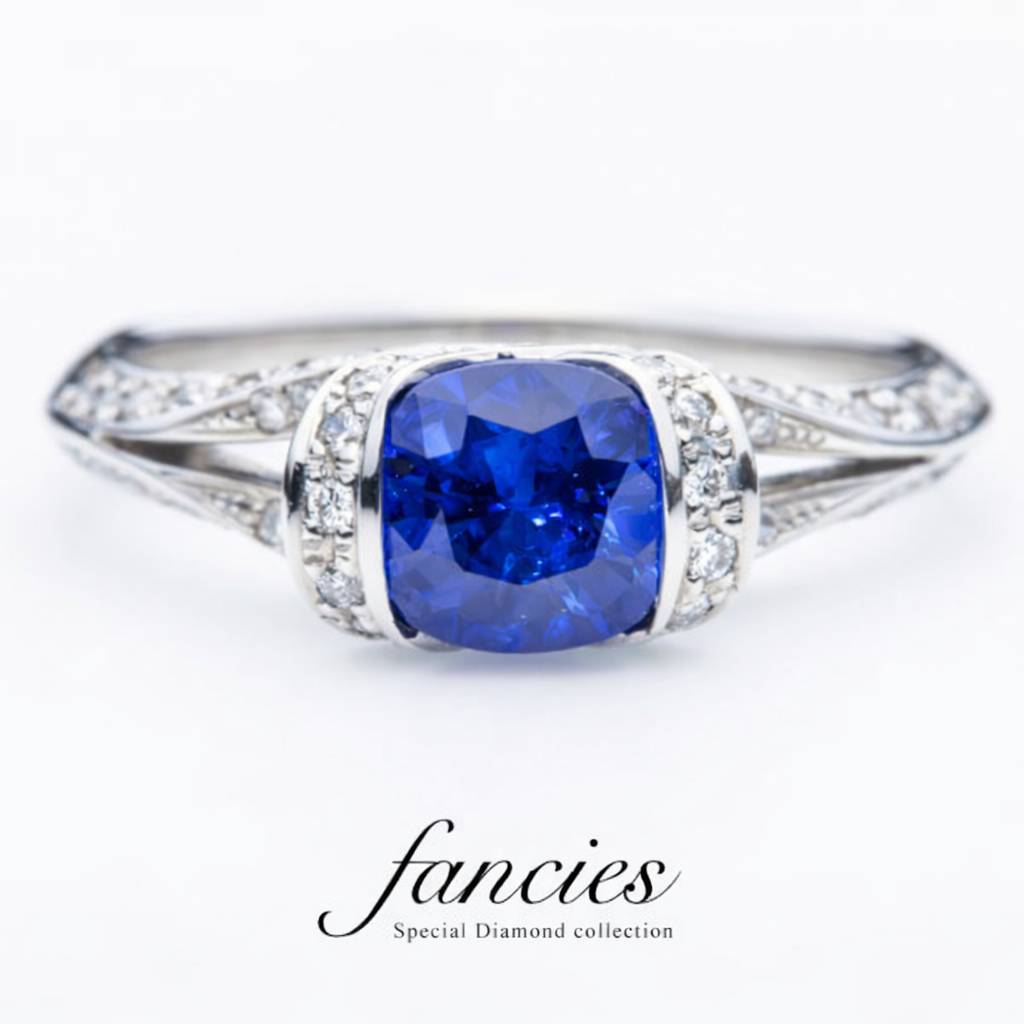 非加熱ブルーサファイアを使用したプラチナ婚約指輪