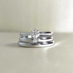 シンプルな婚約指輪と結婚指輪　アントワープブリリアントのイブニングスター