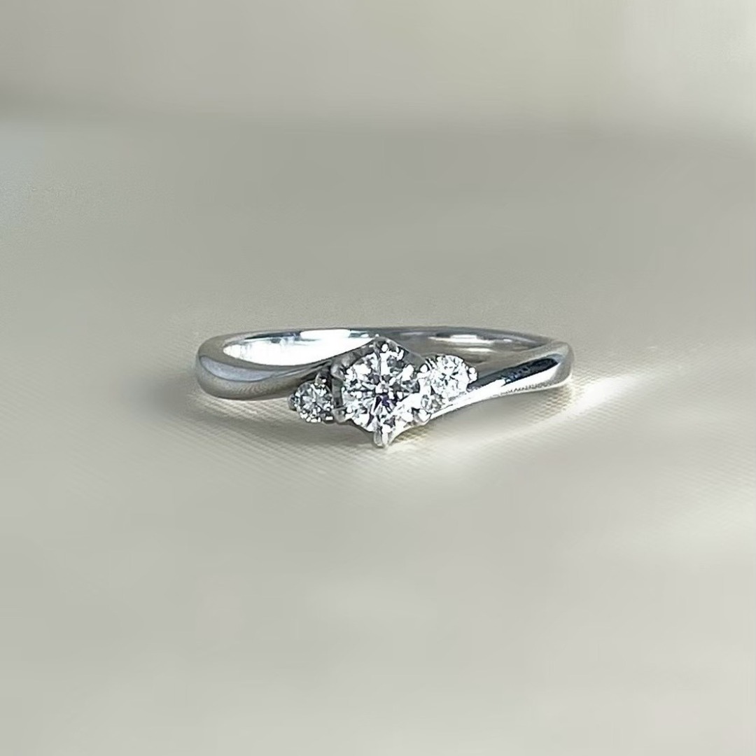 アンジーの思いやりNueve09の婚約指輪